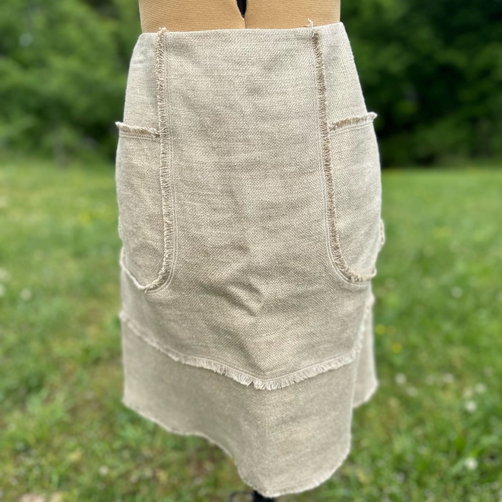 Oscar de le Renta skirt. Saks Fifth Avenue. Soft burlap. Frayed hem. Size 10 - Picture 2 of 9